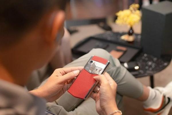 Smartphone trăm triệu nhưng vẫn “cháy hàng”
