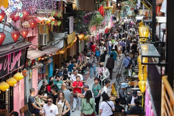 Lại nườm nượp khách ở phố đường tàu Hà Nội