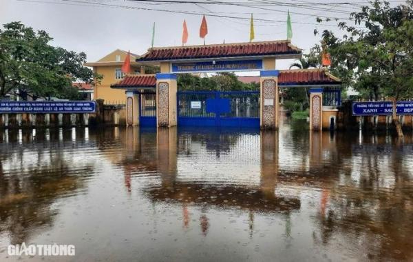 Mưa lũ ở Thừa Thiên Huế: Còn 65 trường chưa tổ chức học trở lại