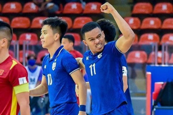 Tuyển thủ Thái Lan ghi bàn tại cúp C1 châu Âu