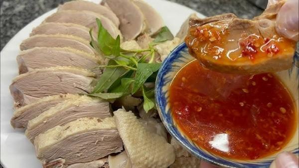 Luộc vịt thả gừng vào vẫn hôi, thịt đỏ, thêm 1 thứ vịt mềm ngọt, hết hôi