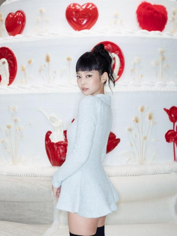 Jennie BLACKPINK đẹp ngất ngây với tạo hình mới, tặng quà cho NewJeans