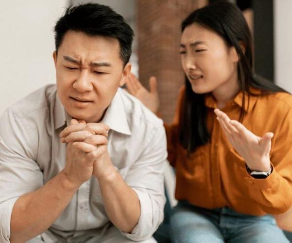 Nghe vợ bày hàng xóm cách giữ hạnh phúc gia đình, tôi hoang mang tột độ