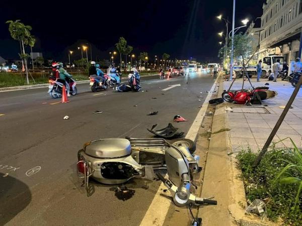 Tai nạn khiến 4 người trọng thương, xe cộ hư hàng loạt