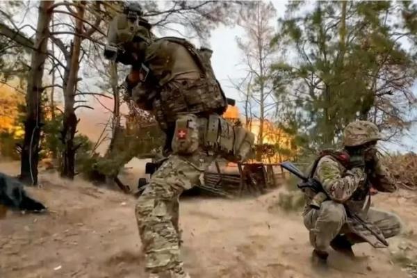 Binh sĩ Ukraine tại vùng Kursk của Nga được lệnh bám trụ và “chờ” ông Trump