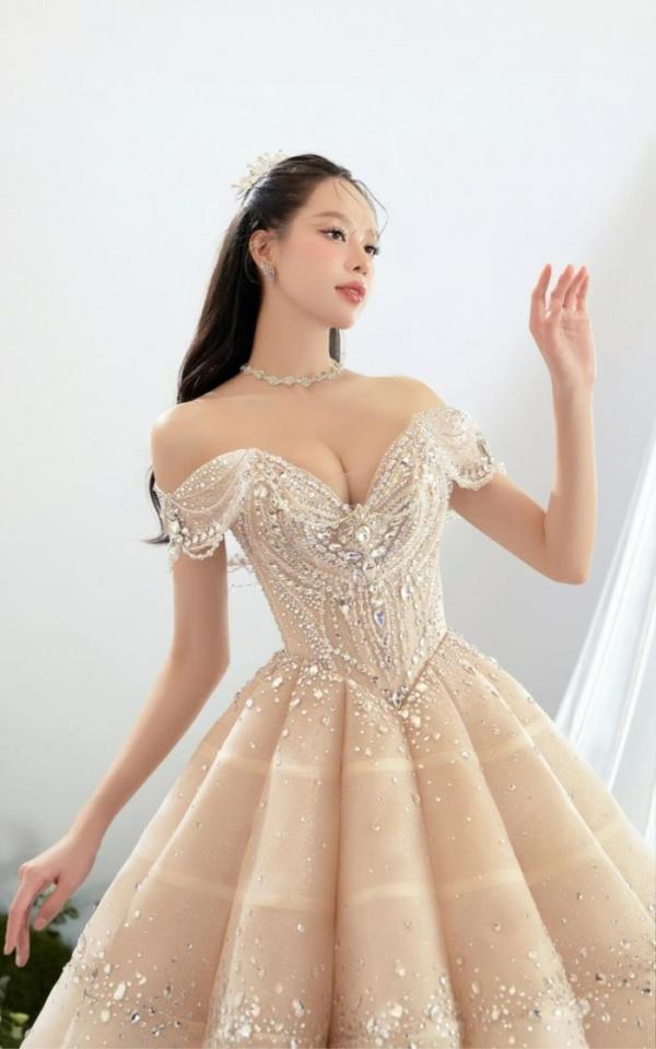 Hoa hậu Thanh Thủy nhắc đến chuyện lấy chồng ở tuổi 22 giữa tin đồn hẹn hò SOOBIN
