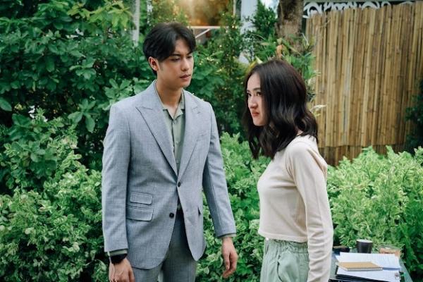 Gái ế bị ép đi xem mắt, nhưng vừa thấy đối tượng mai mối thì đỏ mặt khi nghe giọng nói quen thuộc phía sau