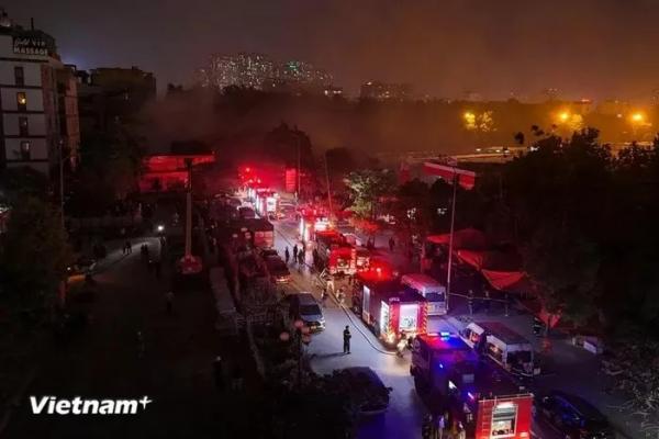 Hình ảnh đám cháy lớn thiêu rụi 5 lán nhà tạm tại Hà Nội