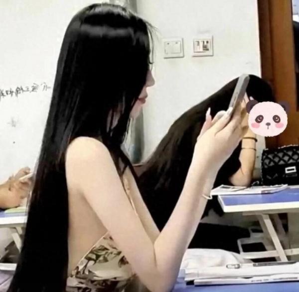 Mẹ trẻ mặc váy 2 dây khoe da trắng đến trường họp phụ huynh cho con, cha mẹ khác nhìn mà đỏ mặt ngao ngán