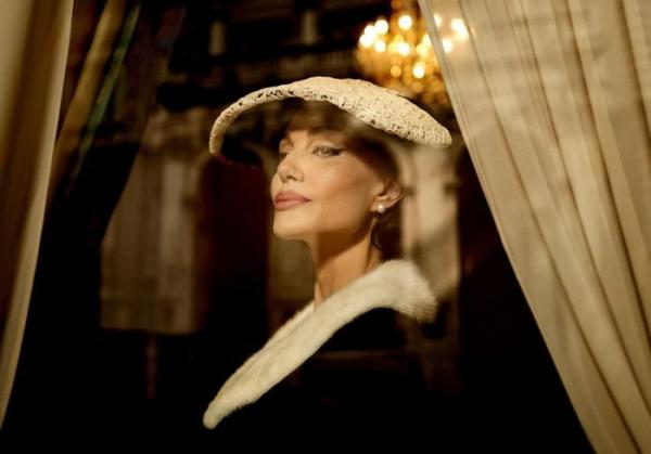 Angelina Jolie gặp trở ngại vì Brad Pitt