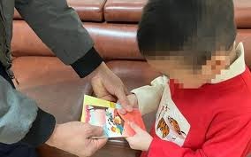Đến nhà đồng nghiệp, tôi lì xì cho đứa trẻ hàng xóm nhà họ 50 nghìn đồng nhưng vẫn bị nói: “Ít thế!”