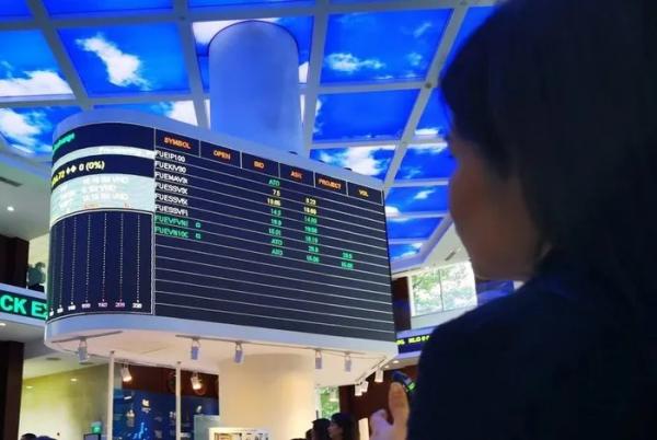 Chứng khoán chào Xuân mới bằng một phiên giao dịch “đỏ lửa”