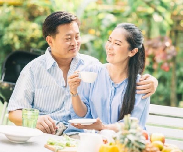 Con trai gọi thông báo sẽ đưa vợ con về nhà ăn Tết, tôi liền đưa chồng đi du lịch