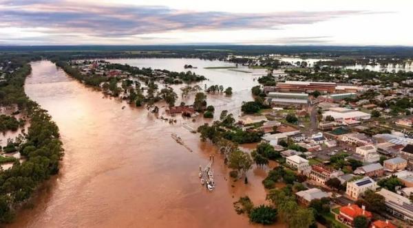 Australia cùng lúc đối mặt với lũ lụt và cháy rừng