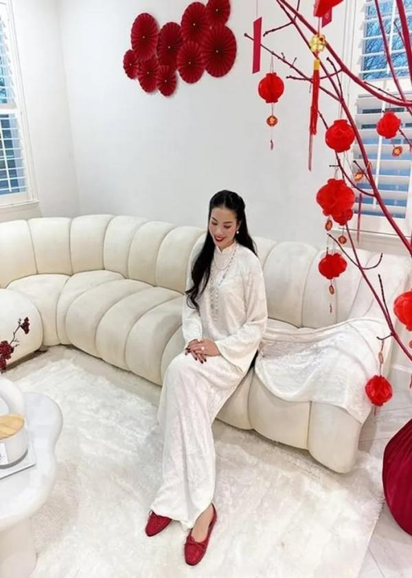 Phạm Hương đăng ảnh bên hai con trong “bạch dinh” triệu đô