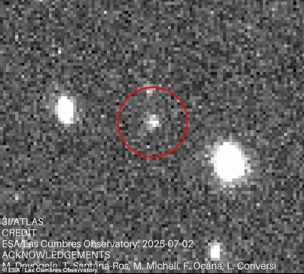 Khối sáng bí ẩn dài 20km bay xuyên hệ Mặt Trời: Sao chổi hay UFO?