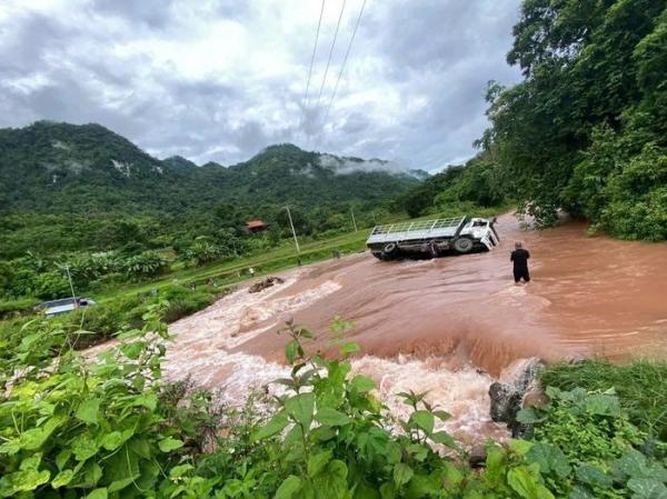 Mưa lũ, sạt lở đất khiến giao thông vùng biên giới Nghệ An bị chia cắt