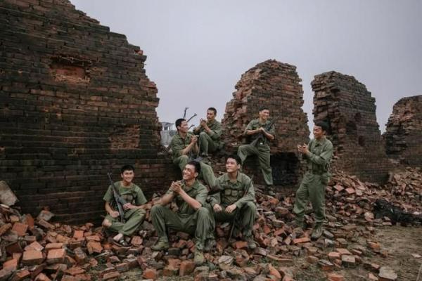 Dàn diễn viên Mưa Đỏ rơi nước mắt trong ngày chia tay khán giả