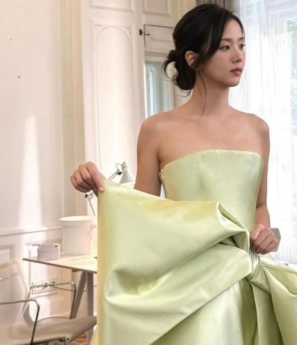 Jisoo được ưu ái như công chúa, thần thái chuẩn chị cả BLACKPINK