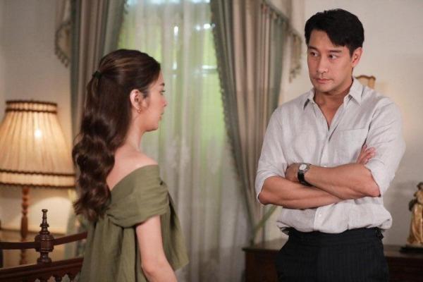 Bị chồng mắng vì lén gửi 30 triệu cho bố dượng sửa nhà sau mưa bão, tôi ôm anh cảm ơn