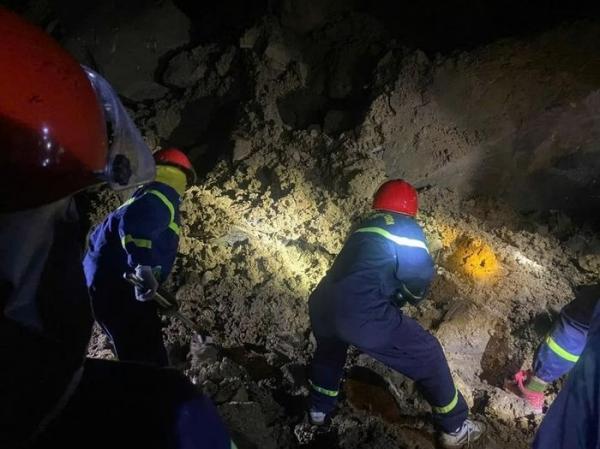 Vụ xe bán tải bị đất đá vùi lấp ở Lào Cai: 2 nạn nhân đã t‌ử von‌g, 1 người vẫn mất tích
