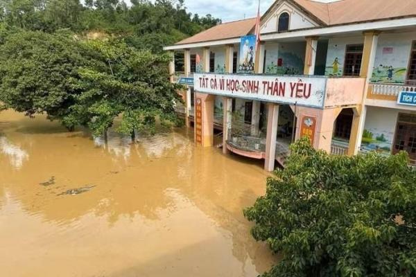 Nhiều trường học ở Nghệ An chìm trong biển nước