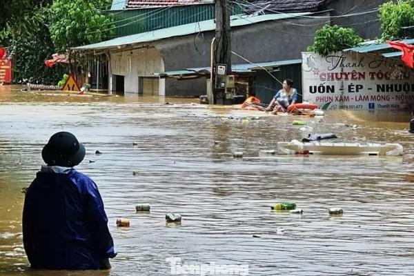 Công an bơi giữa dòng nước lũ cuồn cuộn tiếp tế cho người dân bị cô lập