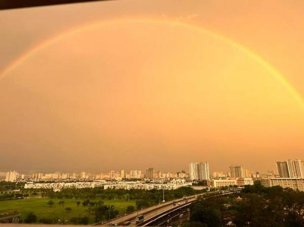 Bầu trời Hà Nội vàng rực kỳ lạ, xuất hiện cầu vồng từ sáng sớm