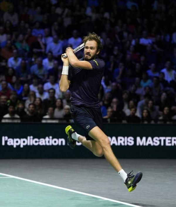 Jannik Sinner đối đầu Zverev ở bán kết Paris Masters 2025