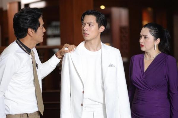 Ngày tôi tái hôn, bố mẹ vợ cũ đến tặng một chiếc hộp, thứ bên trong khiến tôi khó xử