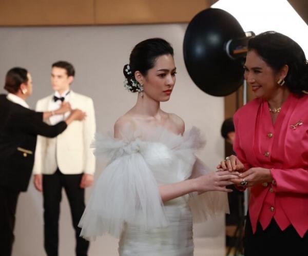 Gặp lại vợ cũ khi đi đón con tan học, thấy cô ấy tháo khăn quàng cổ xuống, tôi bật cười