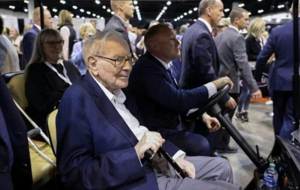 Warren Buffett đang nắm hơn 380 tỷ USD tiền mặt