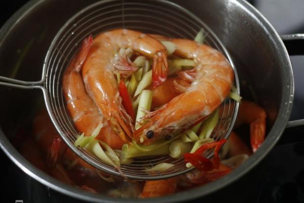 Luộc tôm thêm vào 1 thứ: Tôm lên màu đỏ đẹp, hết tanh- thịt ngọt
