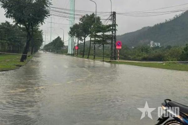Mưa lớn, nhiều tuyến phố ở Đà Nẵng ngập sâu trong nước