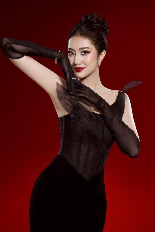 Hoa hậu Hà Trúc Linh tung bộ ảnh đẹp sắc sảo, quyến rũ trong bộ ảnh mừng sinh nhật