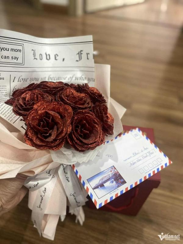 Mừng cưới bạn thân 5 triệu, cô gái sững sờ khi mở phong bì bạn mừng sau 2 năm