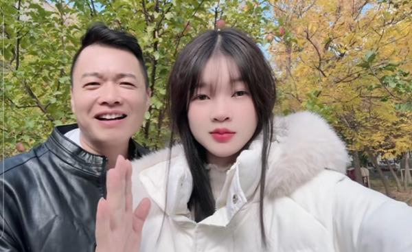 “Bạn gái kém 26 tuổi của Tôn Bằng” là ai mà đang tái hiện cuộc sống trên ngôi nhà di động như Hằng Du Mục?