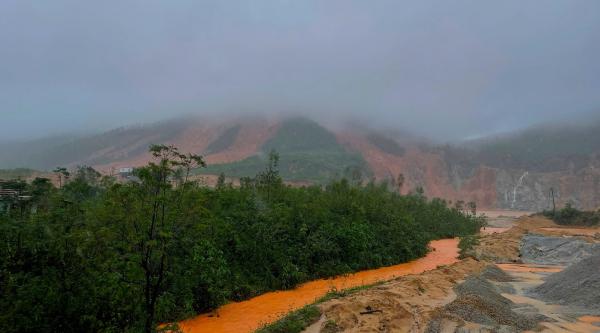 Cận cảnh hiện trường sạt lở núi nghiêm trọng vùi lấp xe bán tải, nhiều trang trại
