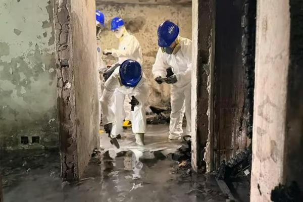 Những hình ảnh đầu tiên bên trong các tòa nhà bị thiêu rụi ở Hong Kong