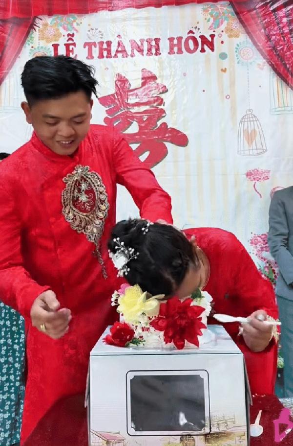 25 triệu lượt xem chú rể và cô dâu “đi đường quyền” trong ngày cưới