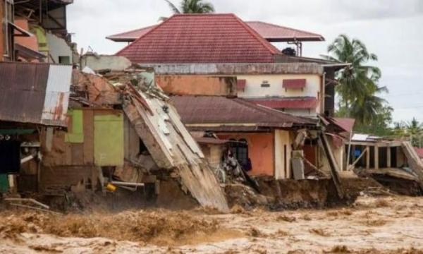 Số người t‌ử von‌g do lũ lụt, lở đất ở Indonesia tăng lên 442