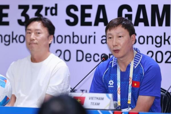 HLV Kim Sang-sik: Trận ra quân SEA Games 33 gặp U22 Lào không dễ dàng