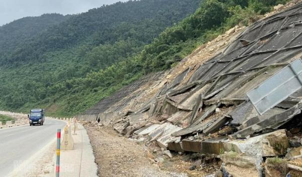 Cận cảnh hàng loạt điểm sạt lở nghiêm trọng trên tuyến cao tốc La Sơn – Hòa Liên