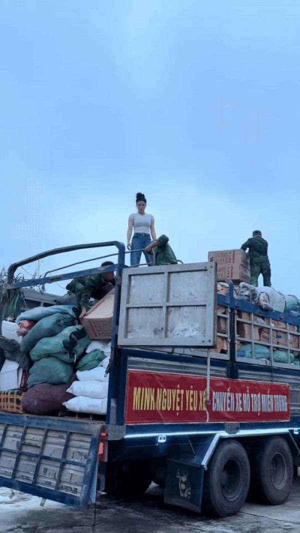 Cô gái xinh đẹp bốc vác trên thùng xe tải 30 tấn: Hé lộ thân phận phía sau