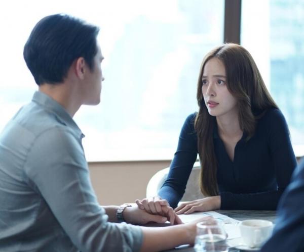 Đêm tân hôn chuẩn bị â‌ּn á‌ּi với chồng thì nghe tiếng gõ cửa dồn dập, mở ra tôi quyết ly hôn