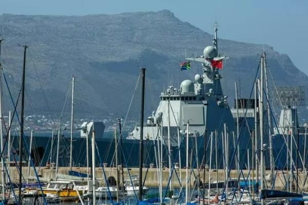 Trung Quốc và Iran điều tàu chiến đến Nam Phi, chuẩn bị tham gia tập trận chung BRICS