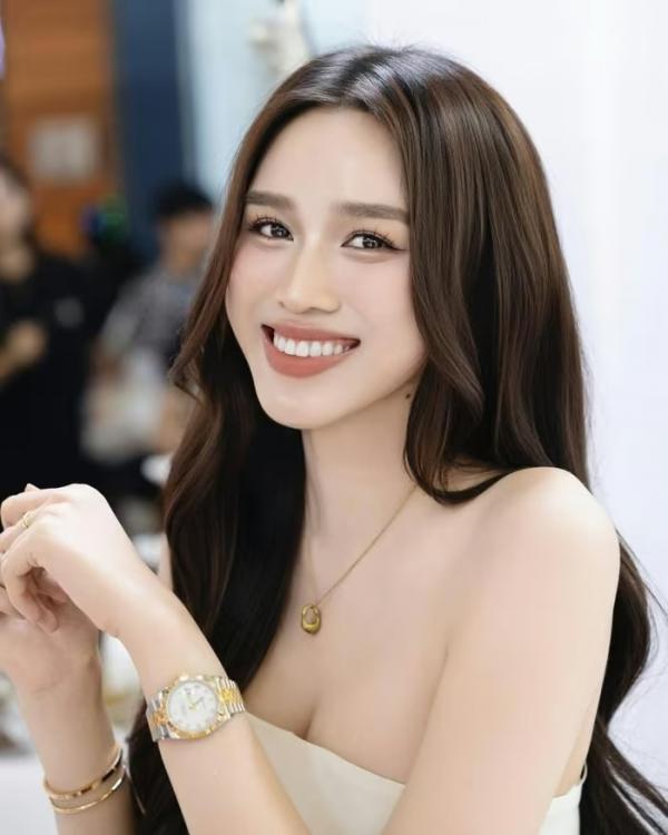 Hoa hậu Đỗ Thị Hà ngày càng thăng hạng nhan sắc, chuẩn khí chất phu nhân hào môn