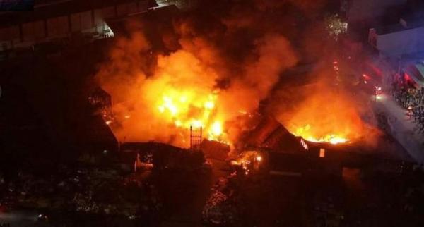 Cháy lớn trong đêm nhiều nhà xưởng ở xã Lạc Đạo bị thiêu rụi