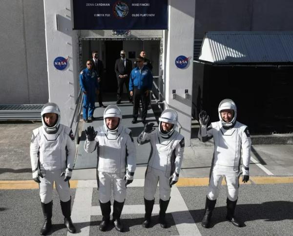 NASA lần đầu rút phi hành gia khỏi Trạm vũ trụ vì lý do y tế