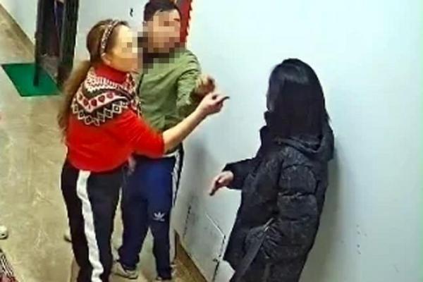 Công an triệu tập người phụ nữ đánh hàng xóm tại chung cư ở Hà Nội